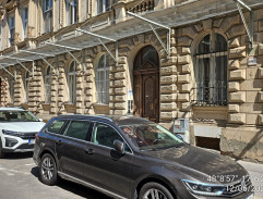 Pred budovou kuriéra