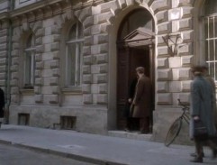 Pred budovou kuriéra