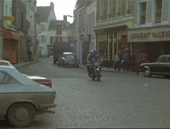 Jestřáb odjíždí s komplicem