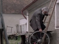 Jan snáší kolo z půdy