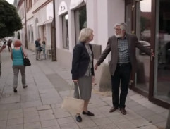 Před pohřebním ústavem