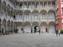 Královna s králem na nádvoří