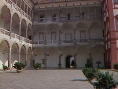 Královna s králem na nádvoří