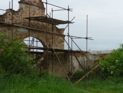 Zřicenina statku rodičů Rasta.