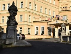 parkovisko pred hotelom