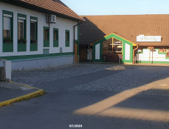 parkovisko pred potravinami