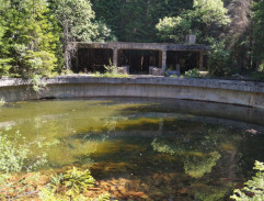 nádrž v opustenej továrni