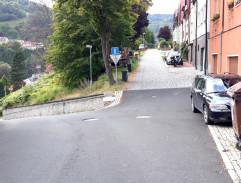 pred domom Majerovej