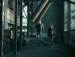 v opustenej továrni