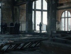 v opustenej továrni