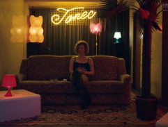 Prostitutka Lucie na gauči