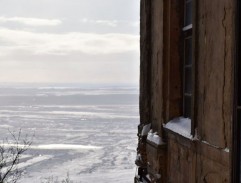 Balog v okně pasťáku