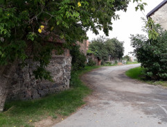 Před domem Hany Sikorové