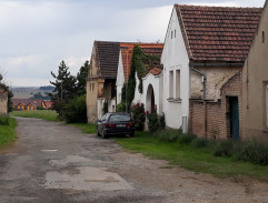 Ulice před statkem Sikorových