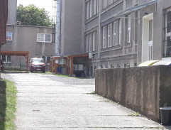 Zadní vchod do školy