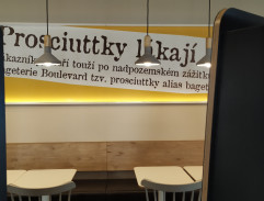 Prostitutka Lucie na gauči