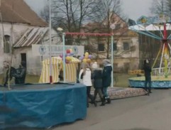 Kolotoče na návsi v Pustině