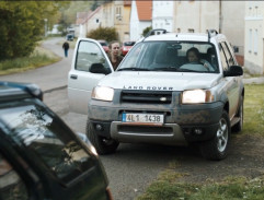 pred obchodom v Pustine