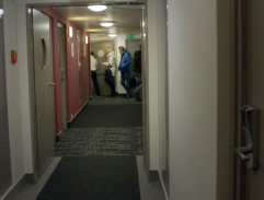 Před pokojem č. 311