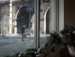 Babička před hotelem