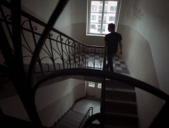 Jindra Opelík na schodišti