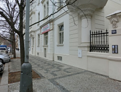 Před bydlištěm prof. Dražďákové