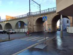 Babička před hotelem