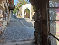 Průjezd u azylového domu