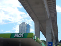 Kriminalisté pod mostem