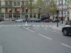 Velký blondýn s černou botou