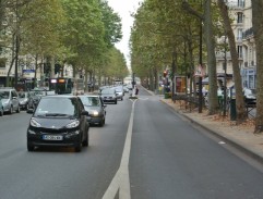 Velký blondýn s černou botou