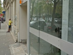 Velký blondýn s černou botou