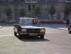 Velký blondýn s černou botou