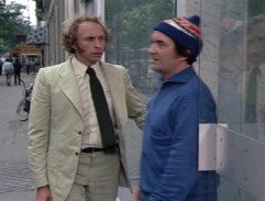 Velký blondýn s černou botou