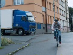 Cyklista a kamion