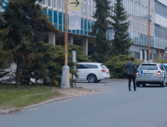 Výslech majitele autoškoly v autě