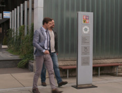 Před budovou kriminálky