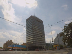 Křižovatka u budovy kriminálky