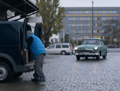 Před firmou bratrů Bogdanových