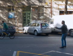 Svědek před garážemi