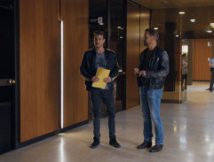 Před výslechovou místností