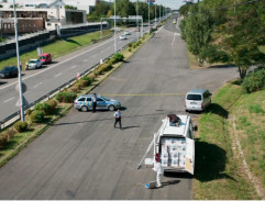 Dodávka s mrtvou na střeše