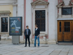 Před šermířským klubem