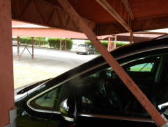 Před bydlištěm MUDr. Jana Vicmana