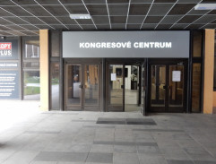 MUDr. Mráz vchází do kongresového centra