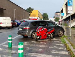 MUDr. Mráz před kongresovým centrem