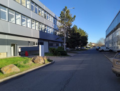 Výslech majitele autoškoly v autě