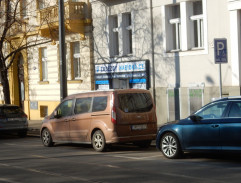 Cesta autem do klubu Frog