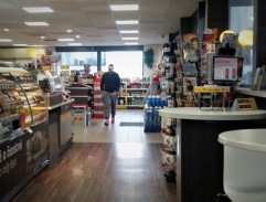 Voříšek kupuje jídlo