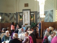 Paní Olga v kavárně